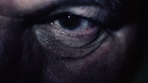 Fechar o olho do homem no escuro assustador e tema de terror — Vídeo de Stock
