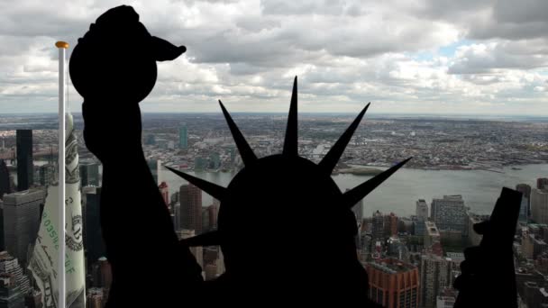 Estatua de libertad contra la ciudad de NY — Vídeos de Stock