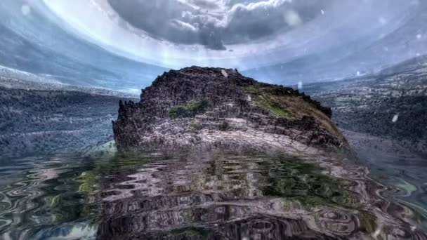 Havazik a sziklás hegyen tükröződik a vízben — Stock videók