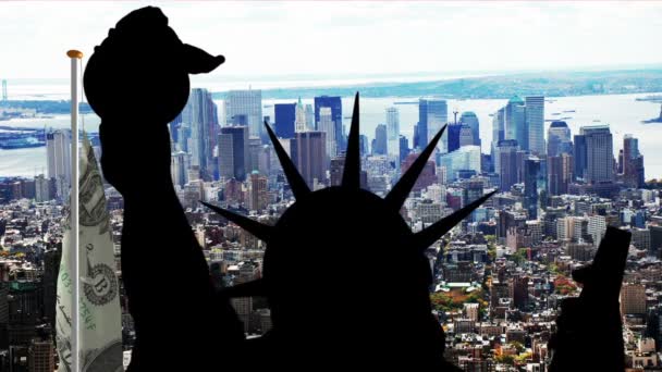New York şehrine karşı özgürlük heykeli — Stok video