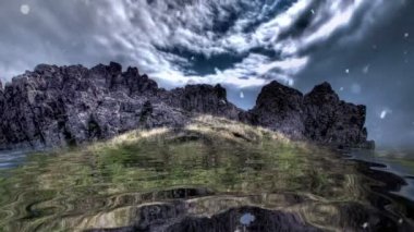 Kayalık dağın tepesine yağan kar suya yansıyor