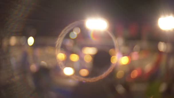 Defocused bokeh lampor på natten — Stockvideo