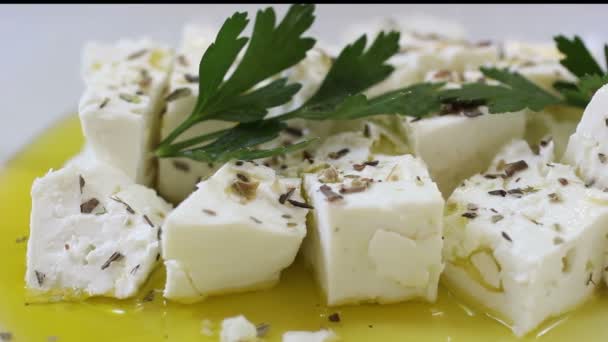 Zavřít sýr Feta v olivovém oleji — Stock video