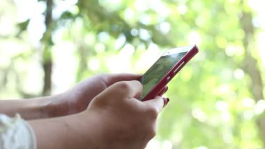 Telefonda sörf yapmak.