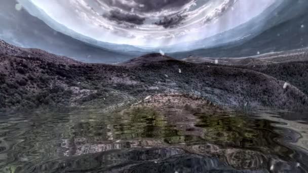 Nieva sobre una montaña rocosa reflejada en el agua — Vídeos de Stock