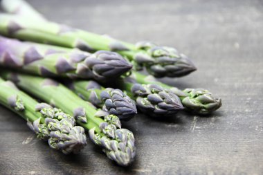 Ham taze yeşil kuşkonmaz yakın çekim