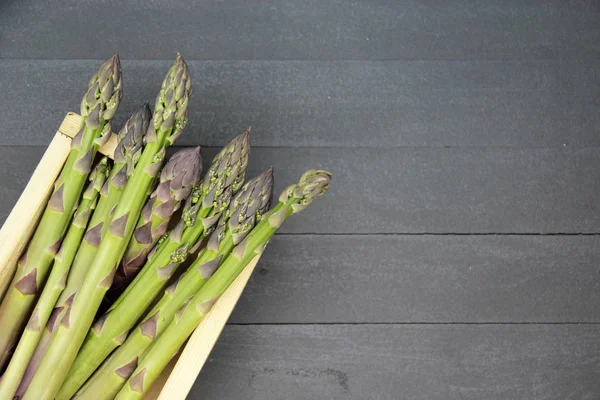 Asperges Vertes Fraîches Crues Sur Fond Bois — Photo