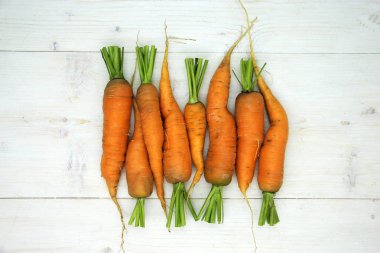 Beyaz ahşap arka plan taze havuç demet