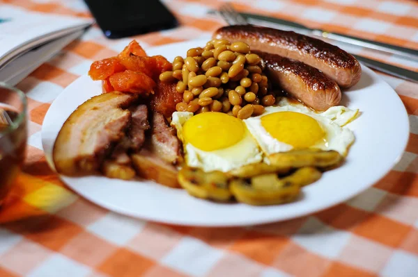 Geleneksel İngilizce veya İrlandalı kahvaltı: sosis, pastırma, yumurta, mu — Stok fotoğraf