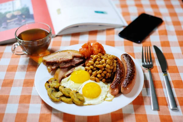 Geleneksel İngilizce veya İrlandalı kahvaltı: sosis, pastırma, yumurta, mu — Stok fotoğraf