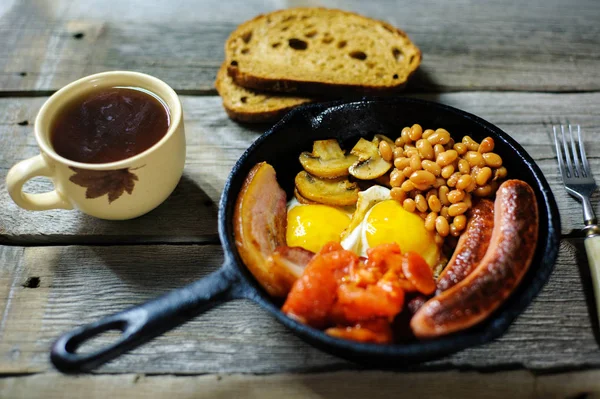 Pequeno-almoço irlandês completo com ovo frito, salsichas, pudim preto, wh — Fotografia de Stock