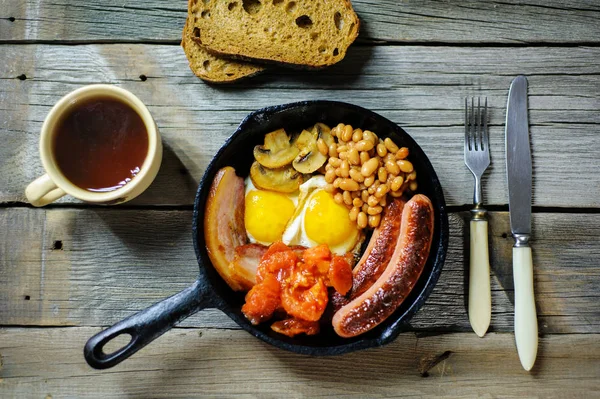 stock image full irish breakfast with fried egg, sausages, black pudding, wh