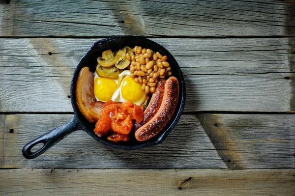 sahanda yumurta, sosis, siyah puding, wh ile tam İrlandalı kahvaltı