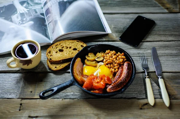 Sahanda yumurta, sosis, siyah puding, wh ile tam İrlandalı kahvaltı — Stok fotoğraf