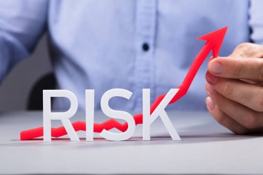 Kırmızı ok Risk Word metni tablo arkasında artan tutan işadamı