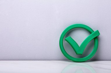 3D yeşil onay işareti simgesini duvar önünde
