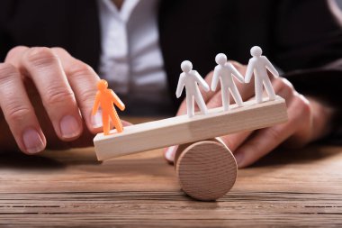 Beyaz insan figürleri karşı turuncu şekil üzerinde ahşap Resepsiyon tahterevalli üzerinde gösterilen işadamı Close-up