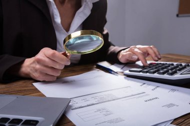Fatura Office Büyüteç camı analiz işadamının'ın el
