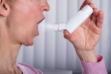 Astım Inhaler kullanarak kadın fotoğrafı yakın çekim