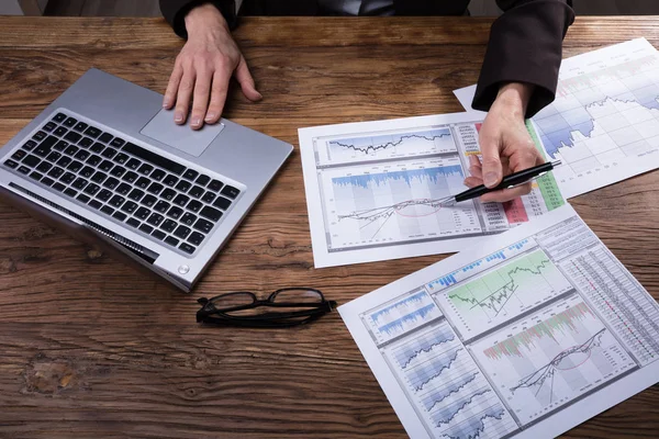 Empresário Analisando Gráfico Com Laptop Mesa Madeira — Fotografia de Stock