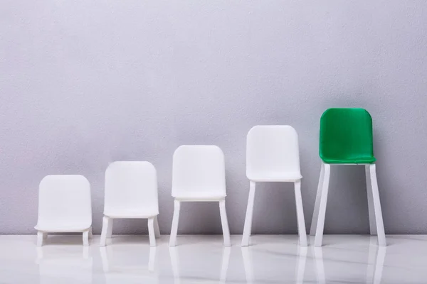 Escala Aumento Miniatura Vacía Silla Blanca Verde Sobre Fondo Gris — Foto de Stock