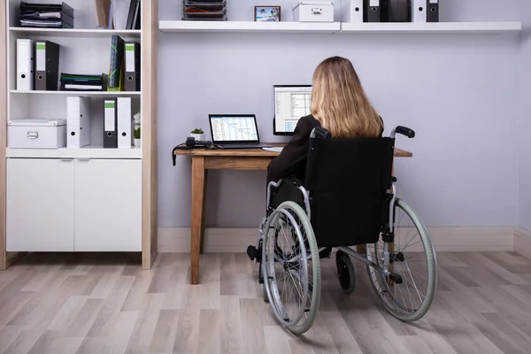 Vista Trasera Una Mujer Negocios Discapacitada Sentada Una Silla Ruedas — Foto de Stock