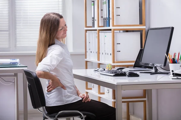 Seitenansicht Einer Reifen Geschäftsfrau Die Unter Rückenschmerzen Leidet — Stockfoto
