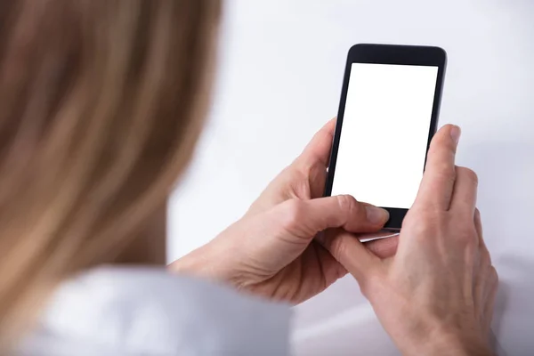 Mänsklig Hand Med Mobiltelefon Med Tom Vit Skärm — Stockfoto