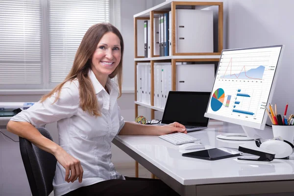 Retrato Uma Empresária Sorridente Com Gráfico Tela Computador — Fotografia de Stock