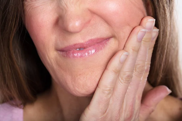Mujer Presionando Mejilla Magullada Con Una Expresión Dolorosa — Foto de Stock