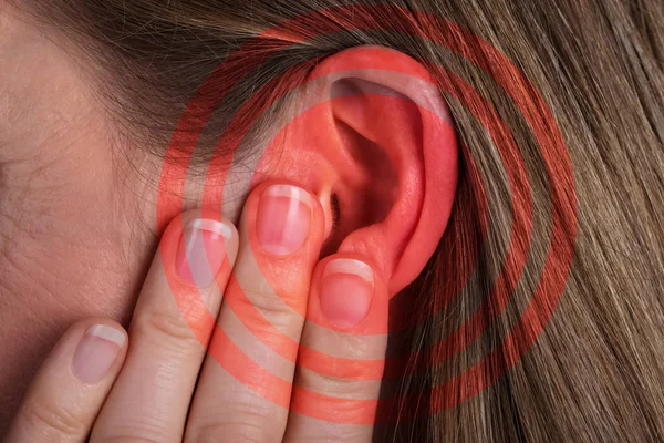 Close Van Een Rode Cirkel Patroon Vrouw Oor — Stockfoto