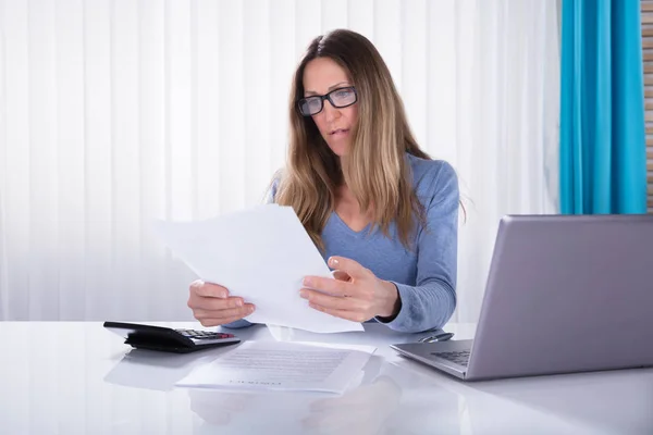 Närbild Mogen Affärskvinna Läsa Dokumentet Office — Stockfoto