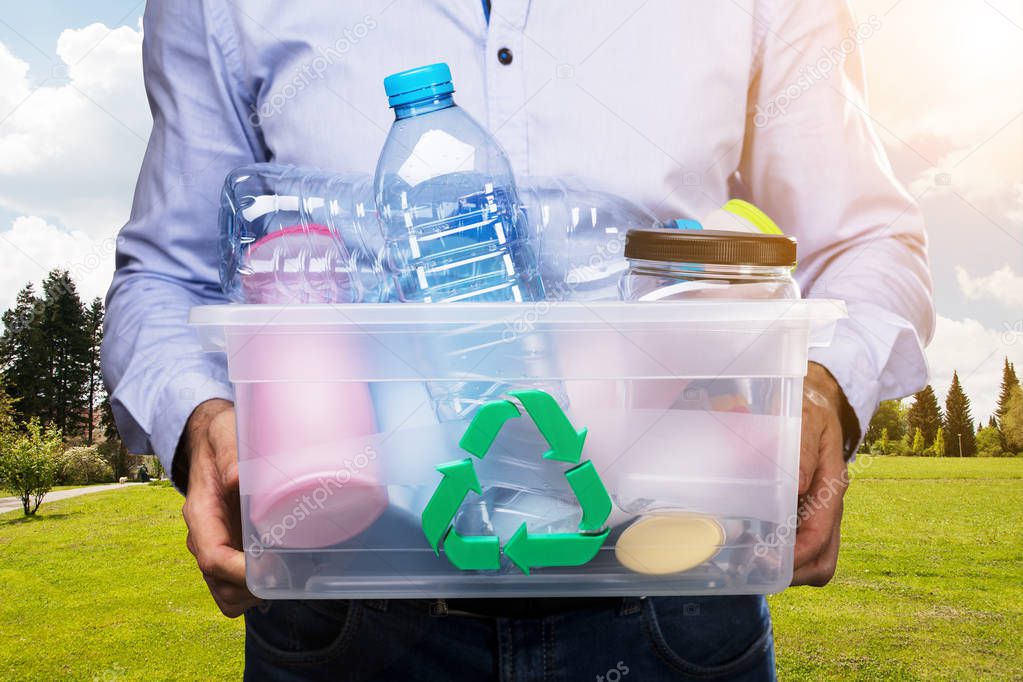 Mano Persona Que Lleva Contenedor Reciclaje Lleno Botellas