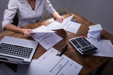 Yükseltilmiş üzerinde ahşap danışma belgeleri tutan işadamı'nın el görünümünü