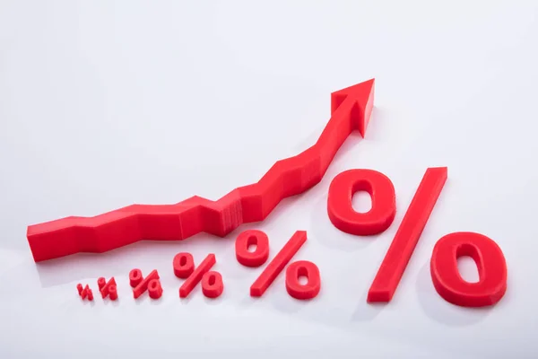 Close Aumentar Símbolo Porcentagem Vermelha Sinal Seta Fundo Branco — Fotografia de Stock