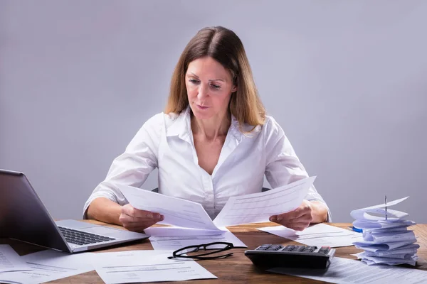 Företag Beräkna Faktura Med Miniräknare Ämbetet — Stockfoto