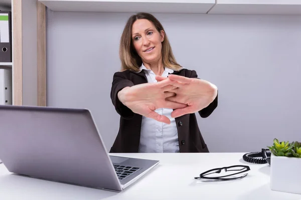 Mogen Affärskvinna Stretching Hennes Armar Arbetsplatsen — Stockfoto