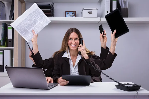 Portrait Une Femme Affaires Heureuse Faisant Travail Multitâche Bureau — Photo