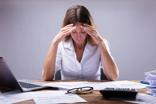 Mujer Negocios Que Sufre Dolor Cabeza Sentada Oficina — Foto de Stock