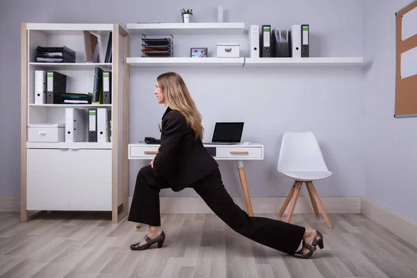 Office Egzersiz Germe Yapmak Mutlu Bir Kadını Yan Görünüm — Stok fotoğraf