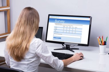 Bilgisayarda Online anket formu doldurma bir iş kadını arkadan görünüş