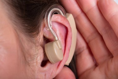 Kadının kulak işitme cihazı ile yakın çekim