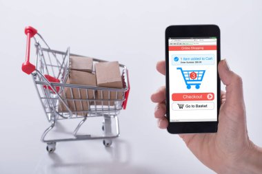 Online alışveriş uygulaması ve araba ile cep telefonu arka plan üzerinde gösterilen kişi yardım