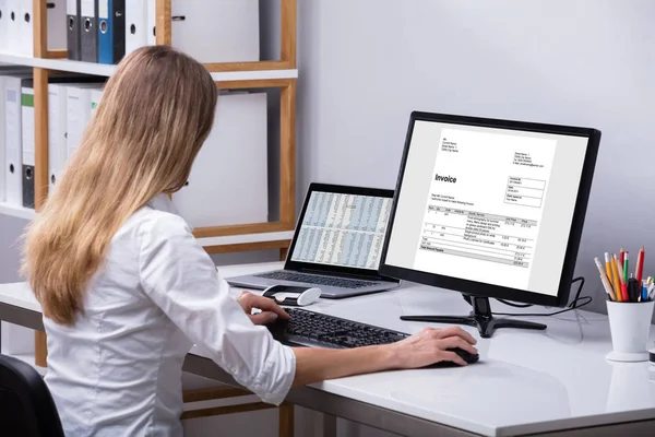 Vista Laterale Una Donna Affari Che Controlla Fattura Sul Computer — Foto Stock