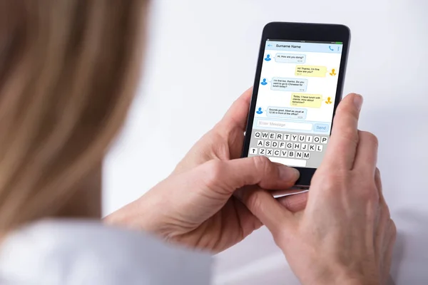 Närbild Persons Hand Skicka Textmeddelande Från Smartphone — Stockfoto