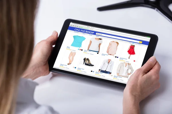 Close Van Een Vrouw Hand Online Winkelen Digitale Tablet — Stockfoto