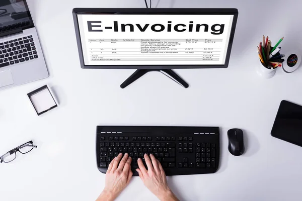 High Angle View Businessperson Hand Preparing Invoicing Bill Computer — Stok Foto