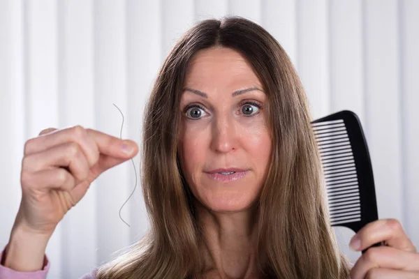 Shocked Woman Suffering Hair Loss Problem — Stock Photo, Image