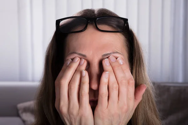 Närbild Kvinna Med Glasögon Över Huvudet Som Täcker Hennes Ögon — Stockfoto