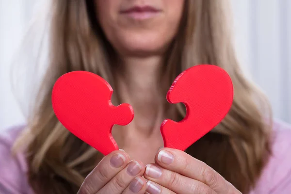 Mujer Mostrando Corazón Roto Rojo Sus Manos — Foto de Stock